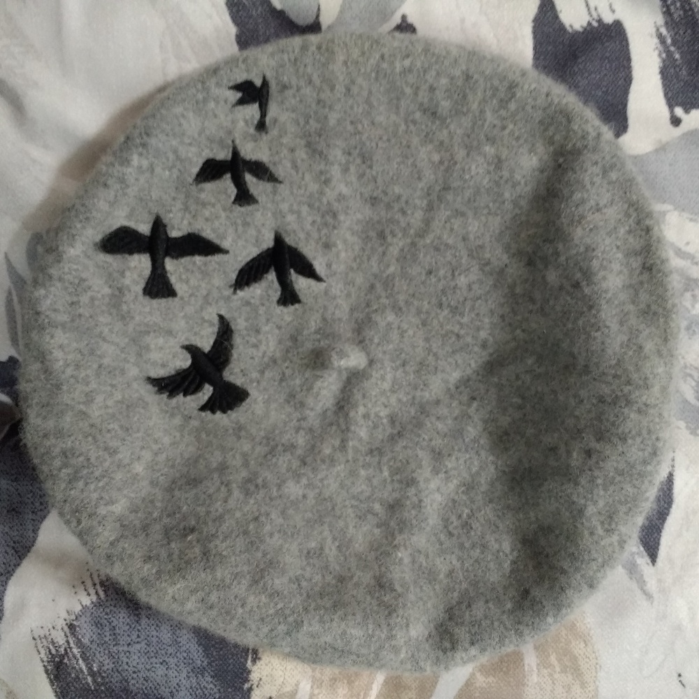 Gray Wool Beret with Birds